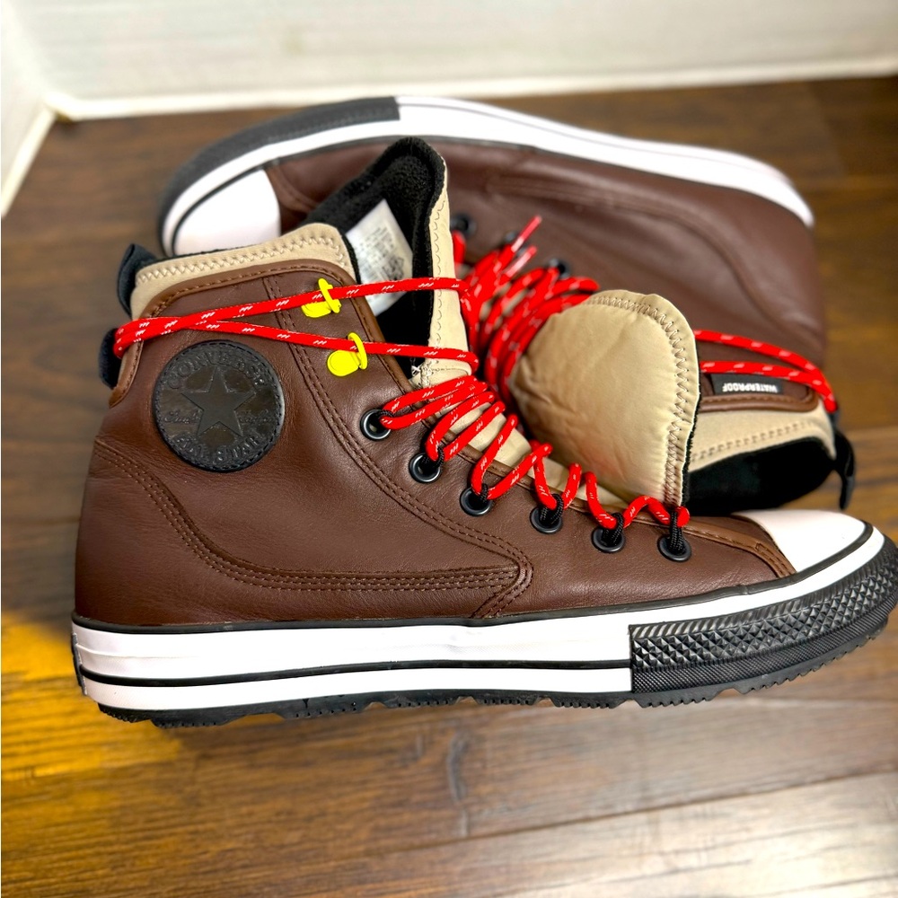 Chuck All Stars / Brown High-Top Sneakers with Red Laces